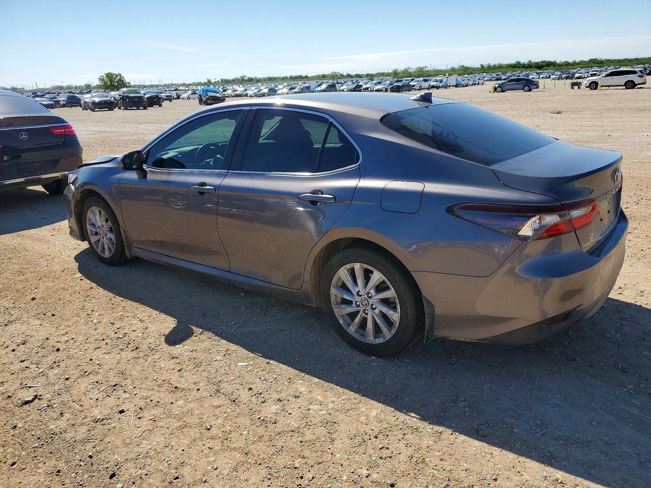 2022 TOYOTA CAMRY LE photo 3