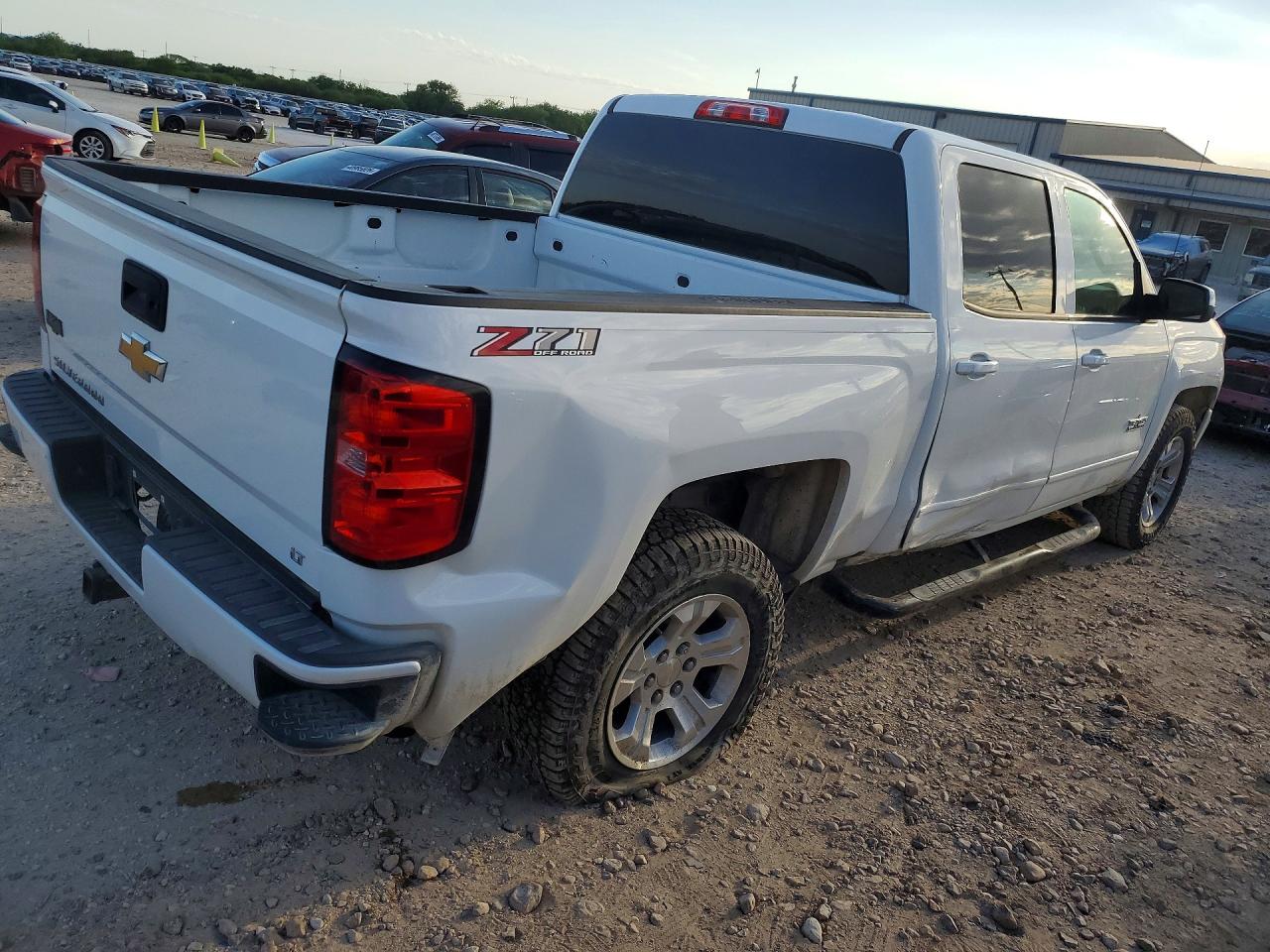 2018 CHEVROLET SILVERADO K1500 LT photo 5