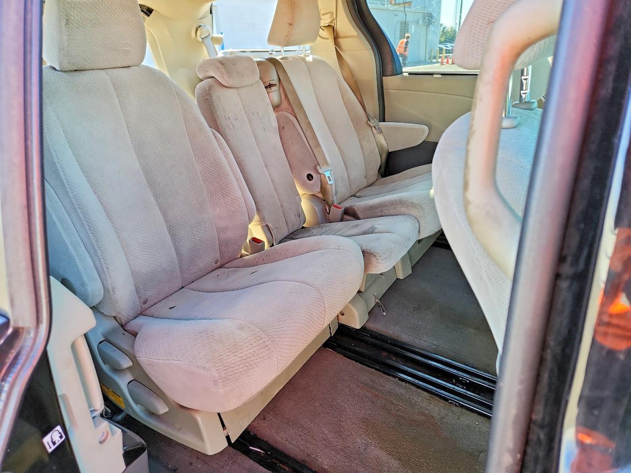 2014 TOYOTA SIENNA LE 8-PASSENGER photo 21