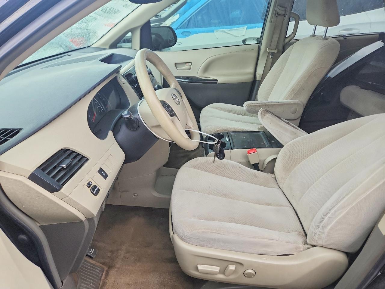 2014 TOYOTA SIENNA LE 8-PASSENGER photo 13