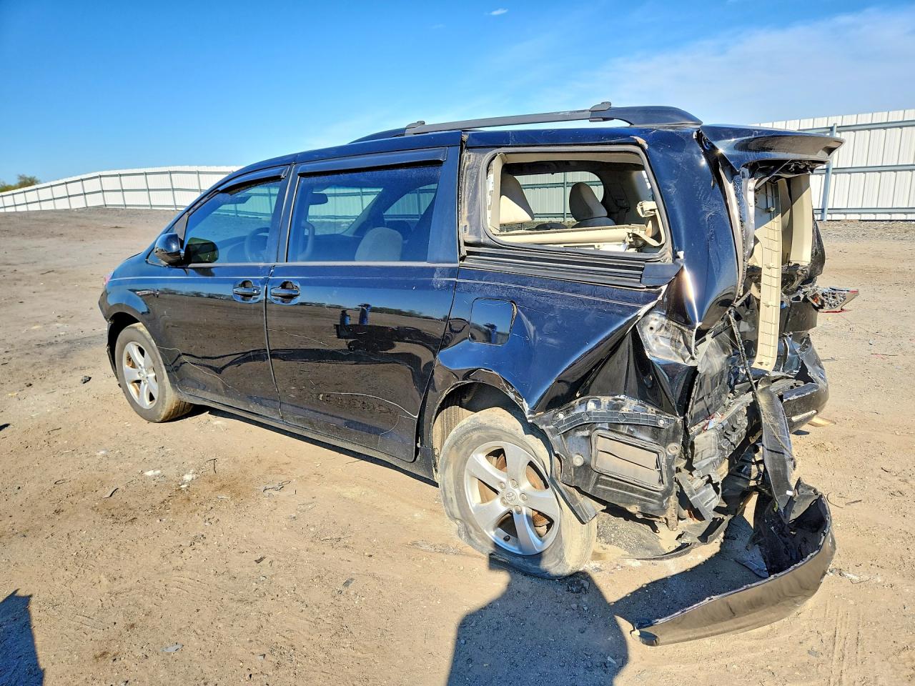 2014 TOYOTA SIENNA LE 8-PASSENGER photo 3
