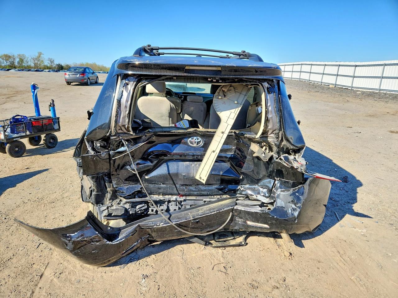 2014 TOYOTA SIENNA LE 8-PASSENGER photo 11
