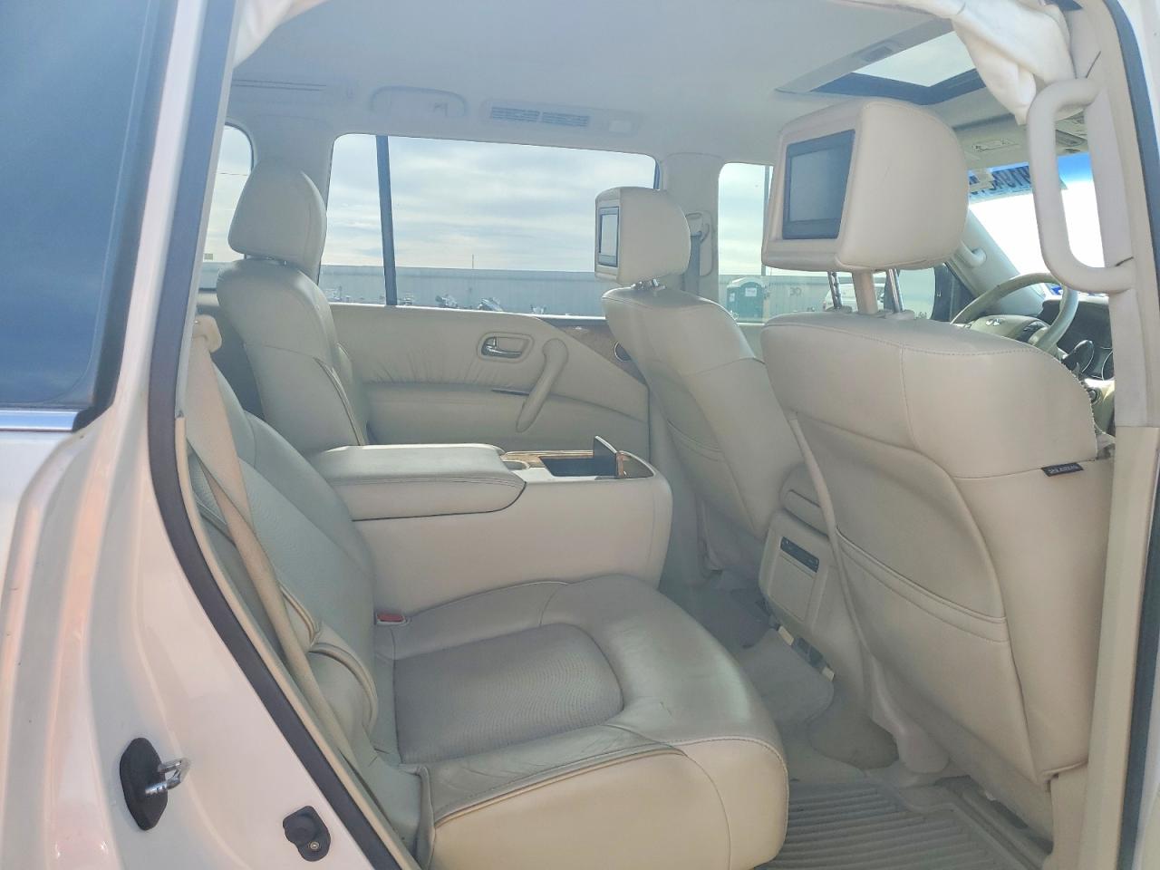 2011 INFINITI QX56 BASE photo 19