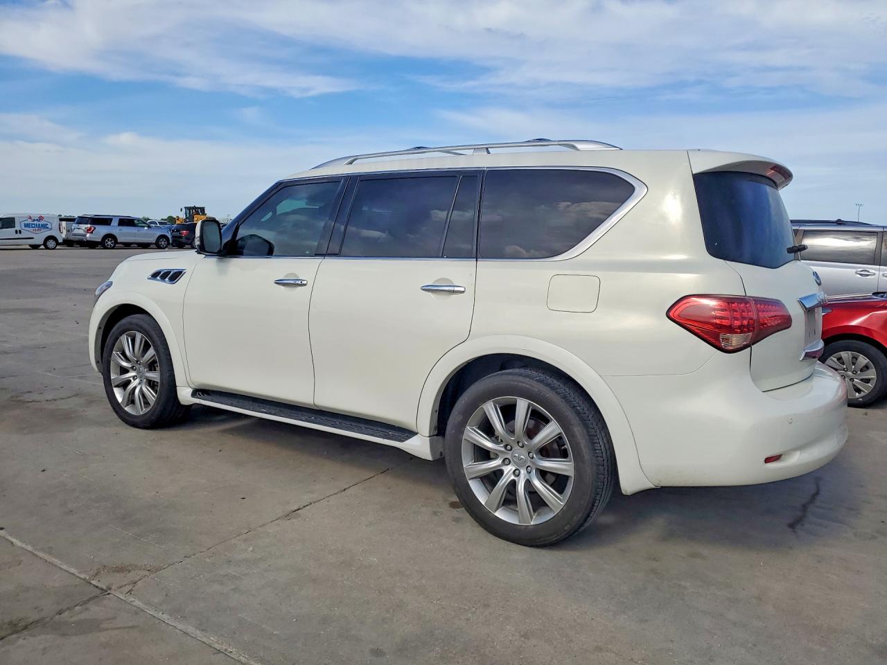 2011 INFINITI QX56 BASE photo 3