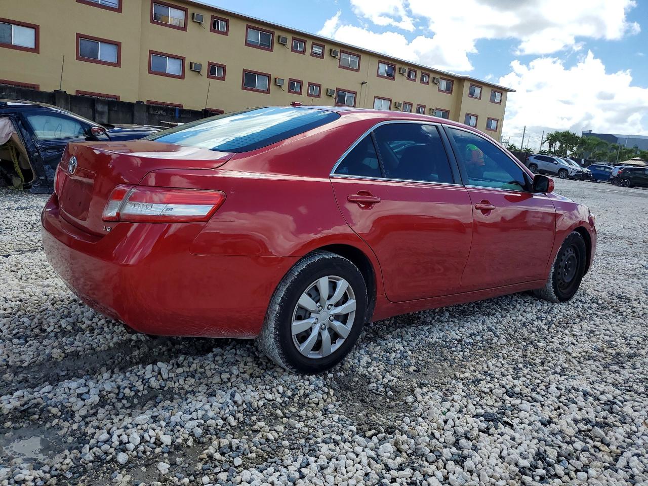 2010 TOYOTA CAMRY LE photo 5
