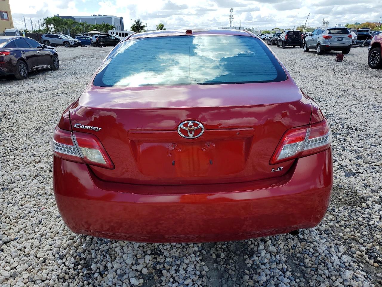 2010 TOYOTA CAMRY LE photo 11