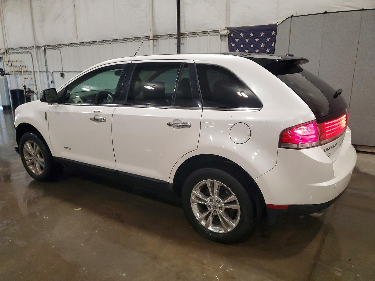 2010 LINCOLN TOWNHOUSE MKX photo 3