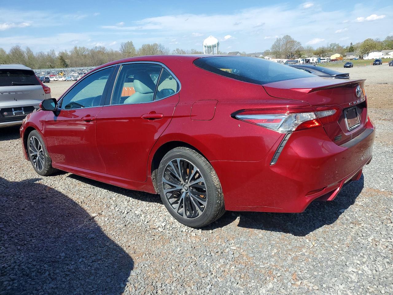 2018 TOYOTA CAMRY SE photo 4