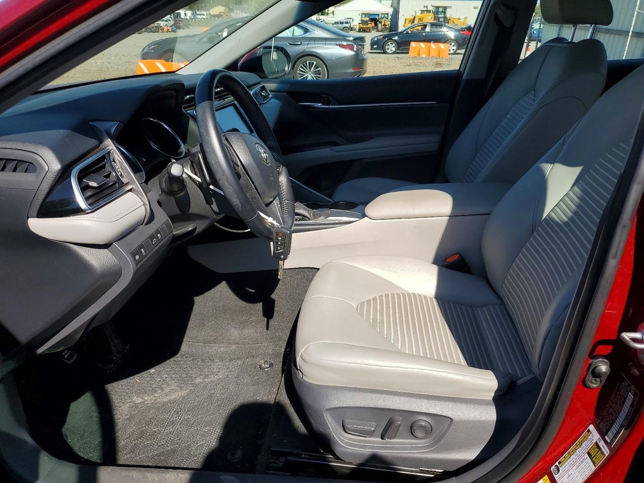 2018 TOYOTA CAMRY SE photo 19