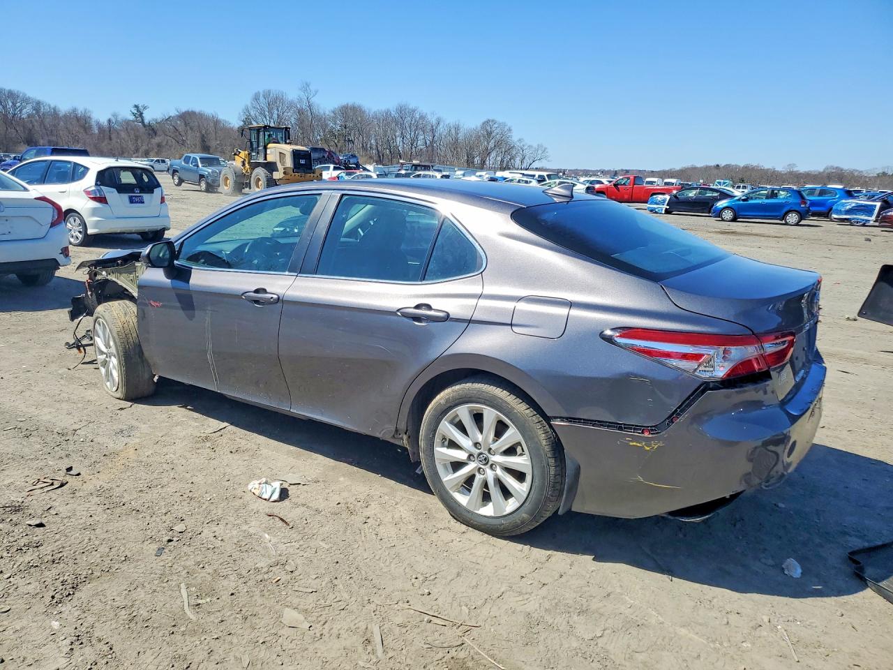 2019 TOYOTA CAMRY LE photo 3
