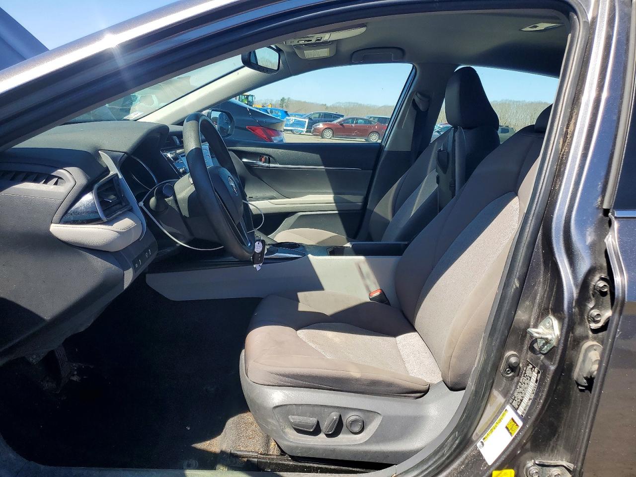 2019 TOYOTA CAMRY LE photo 13