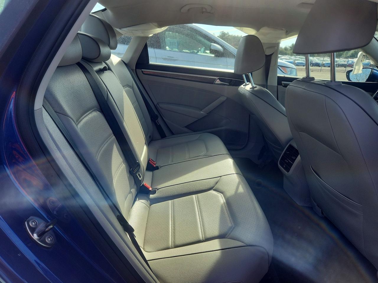 2017 VOLKSWAGEN PASSAT SE photo 19