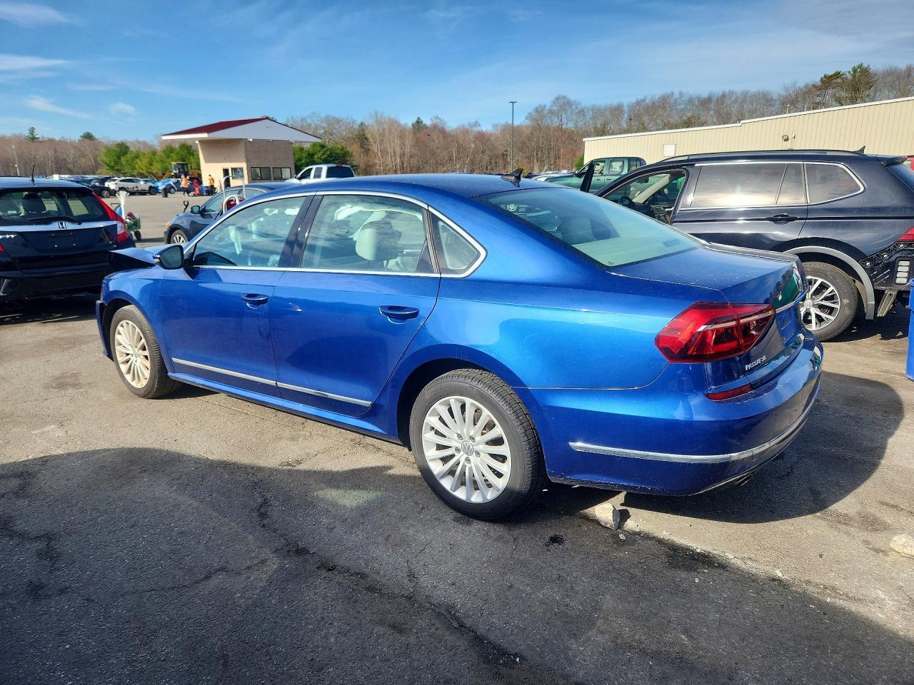2017 VOLKSWAGEN PASSAT SE photo 3