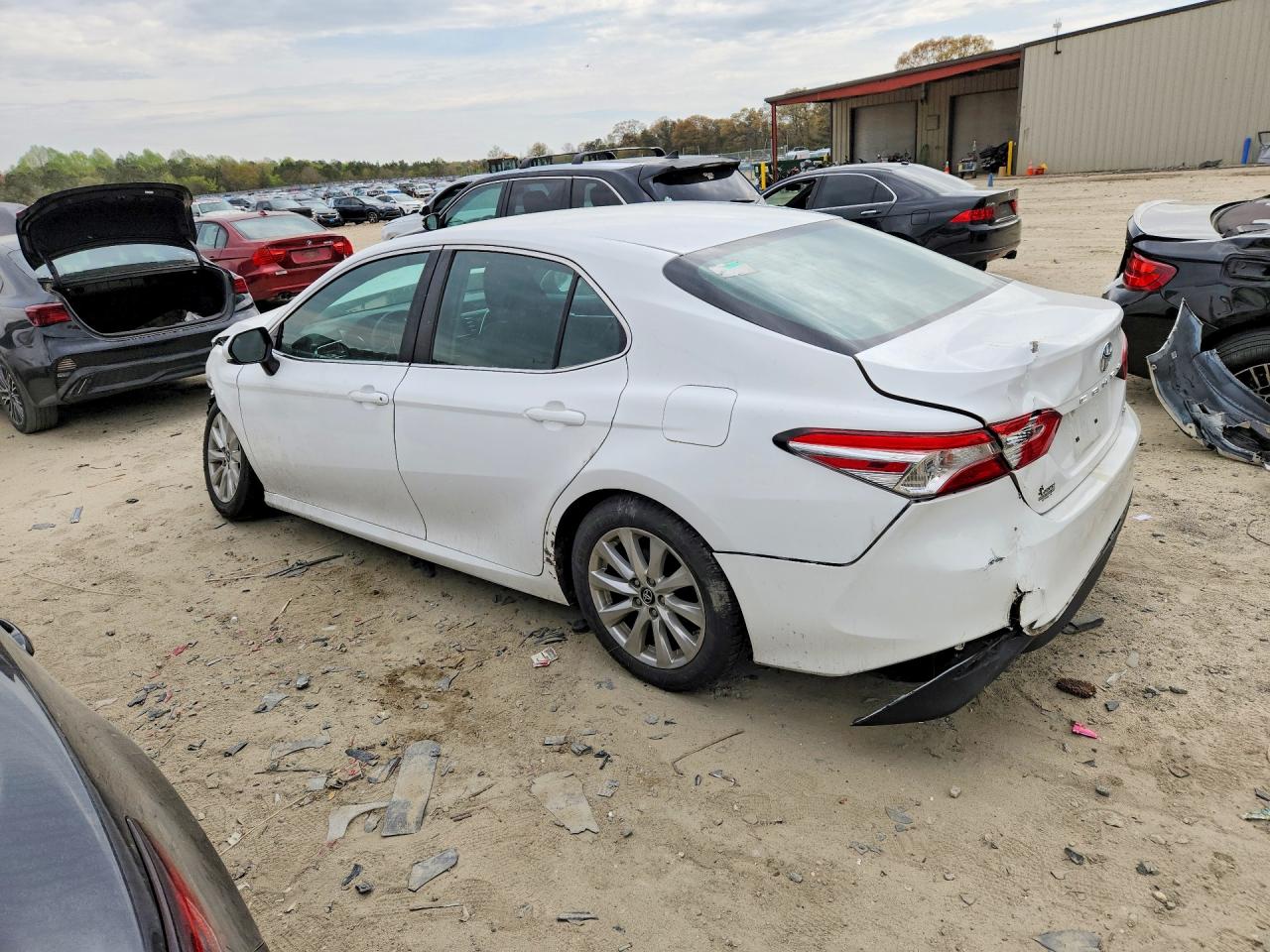 2018 TOYOTA CAMRY LE photo 3