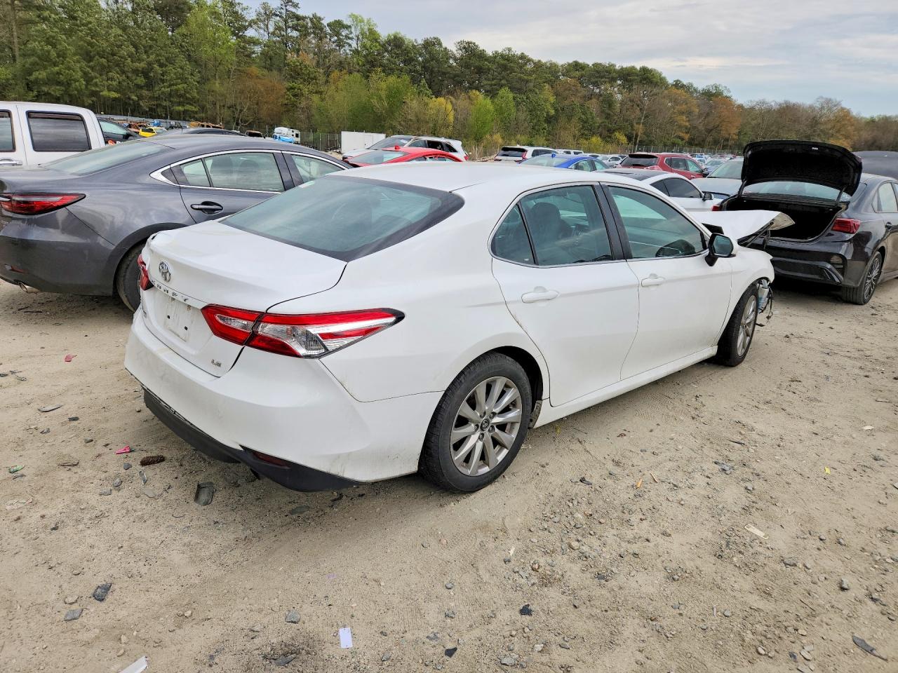 2018 TOYOTA CAMRY LE photo 5
