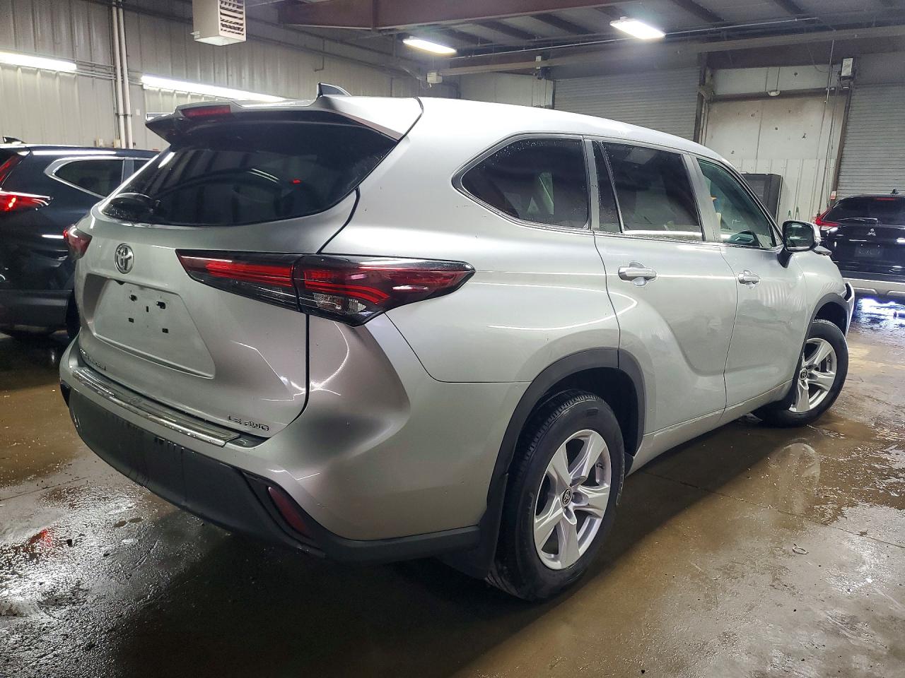 2024 TOYOTA HIGHLANDER LE photo 3