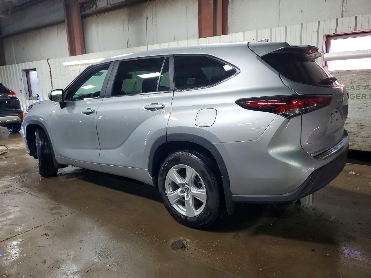2024 TOYOTA HIGHLANDER LE photo 2