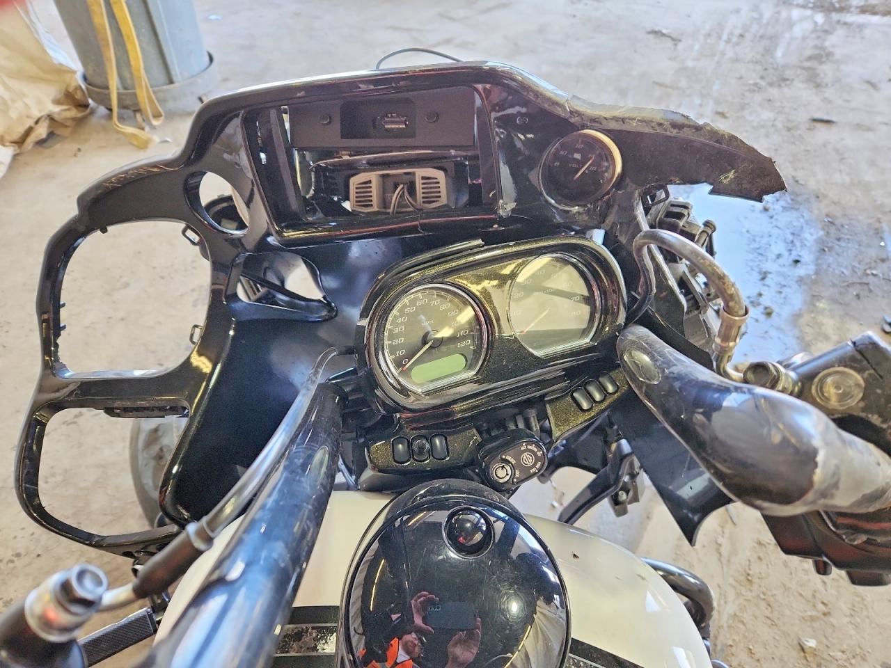 2018 HARLEY-DAVIDSON FLTRXS ROAD GLIDE SPECIAL photo 13