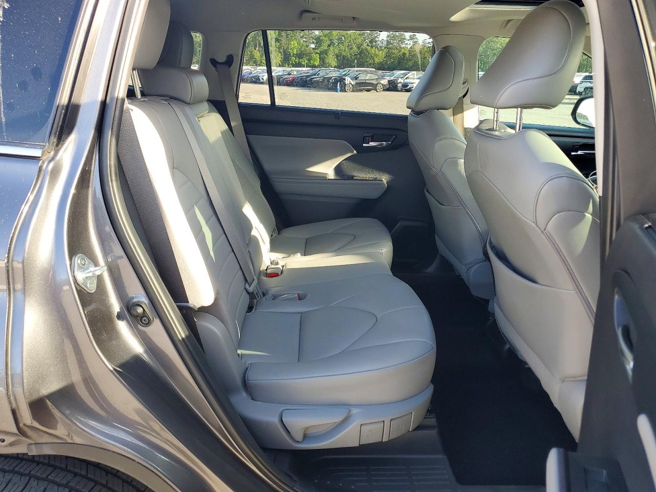 2021 TOYOTA HIGHLANDER XLE photo 31
