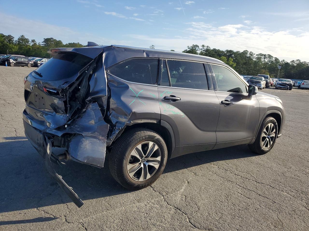 2021 TOYOTA HIGHLANDER XLE photo 7