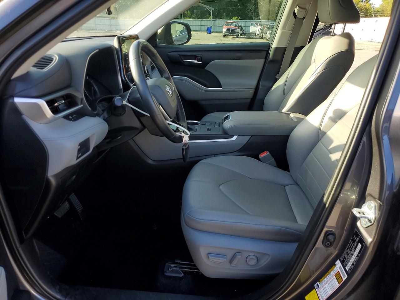 2021 TOYOTA HIGHLANDER XLE photo 19