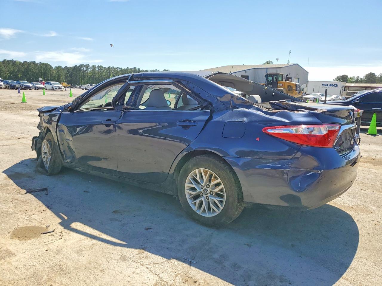 2017 TOYOTA CAMRY LE photo 3