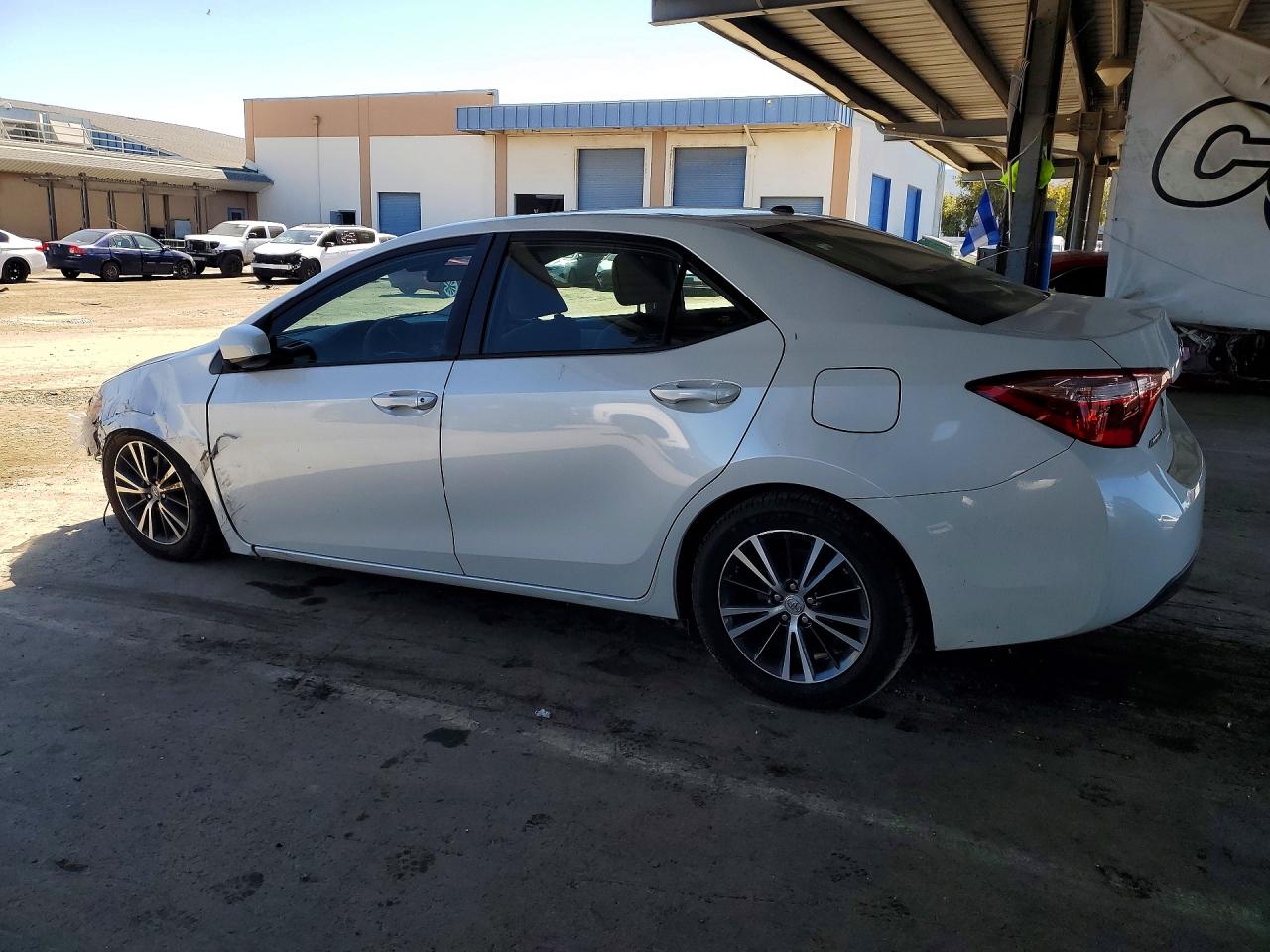2018 TOYOTA COROLLA LE photo 3