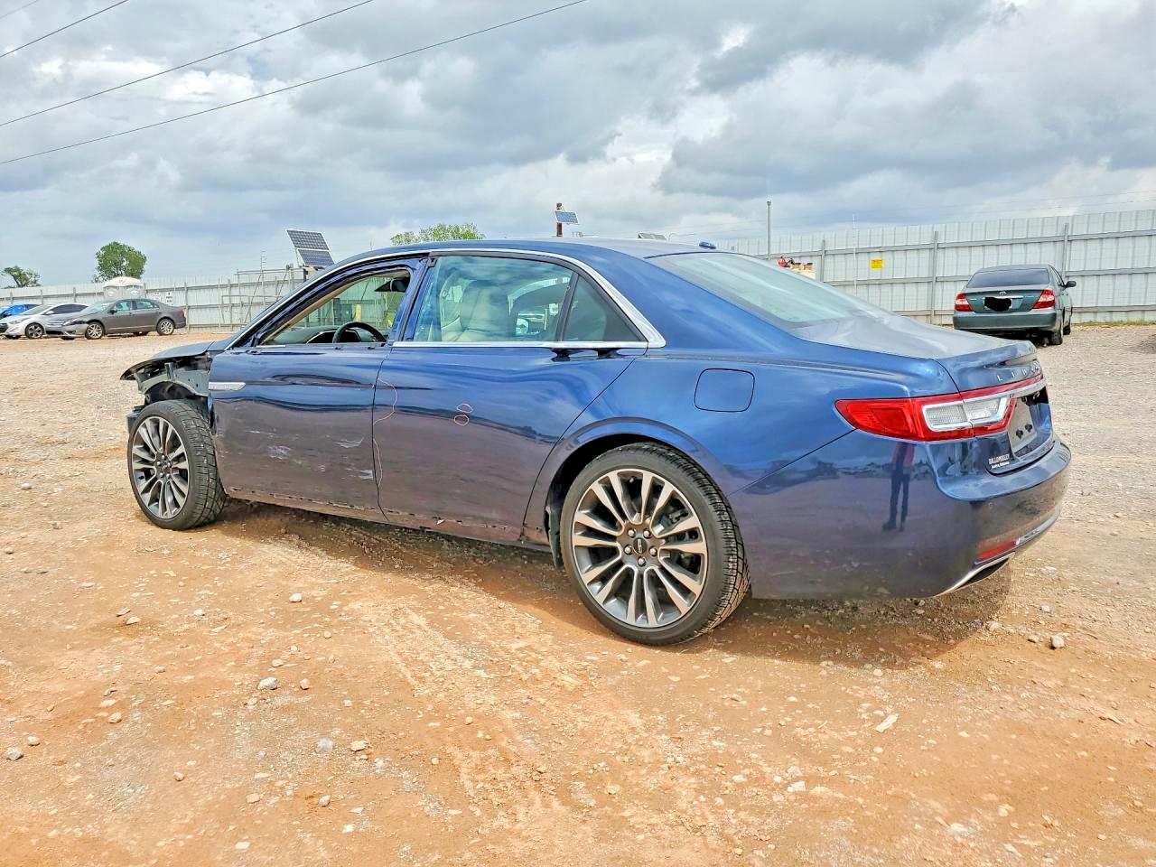 2017 LINCOLN CONTINENTAL SELECT photo 4