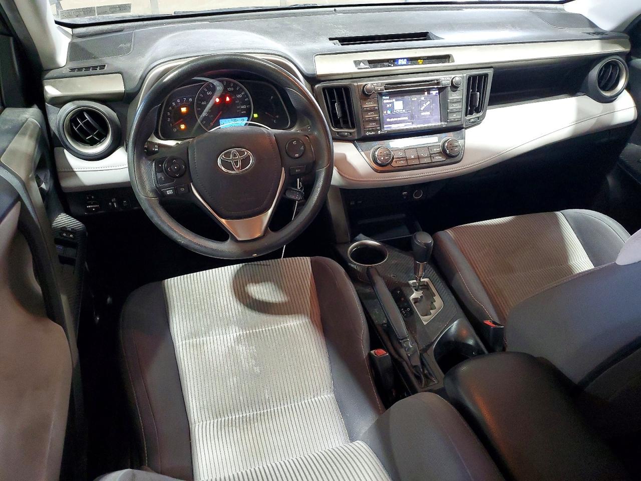 2015 TOYOTA RAV4 XLE photo 15