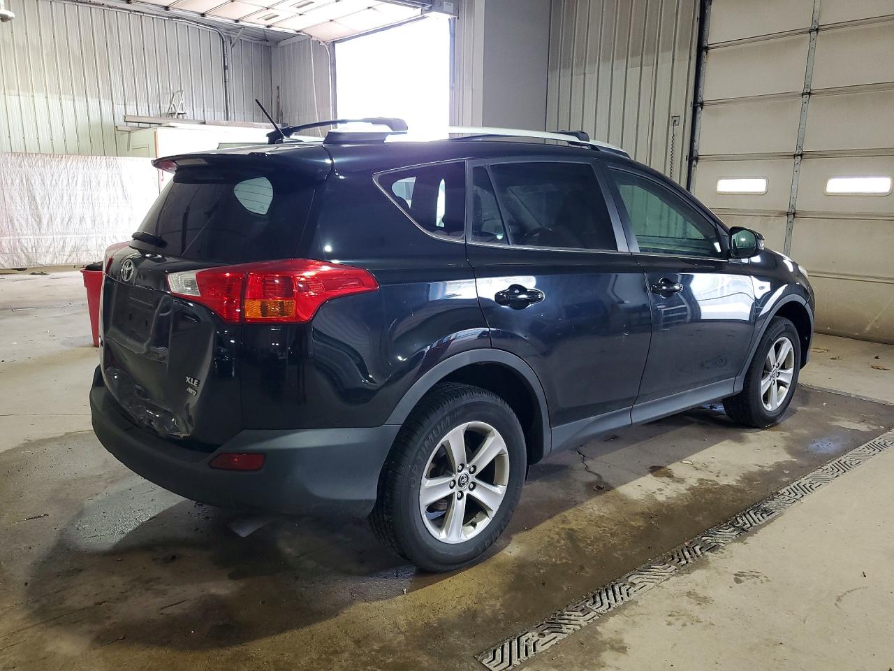 2015 TOYOTA RAV4 XLE photo 5