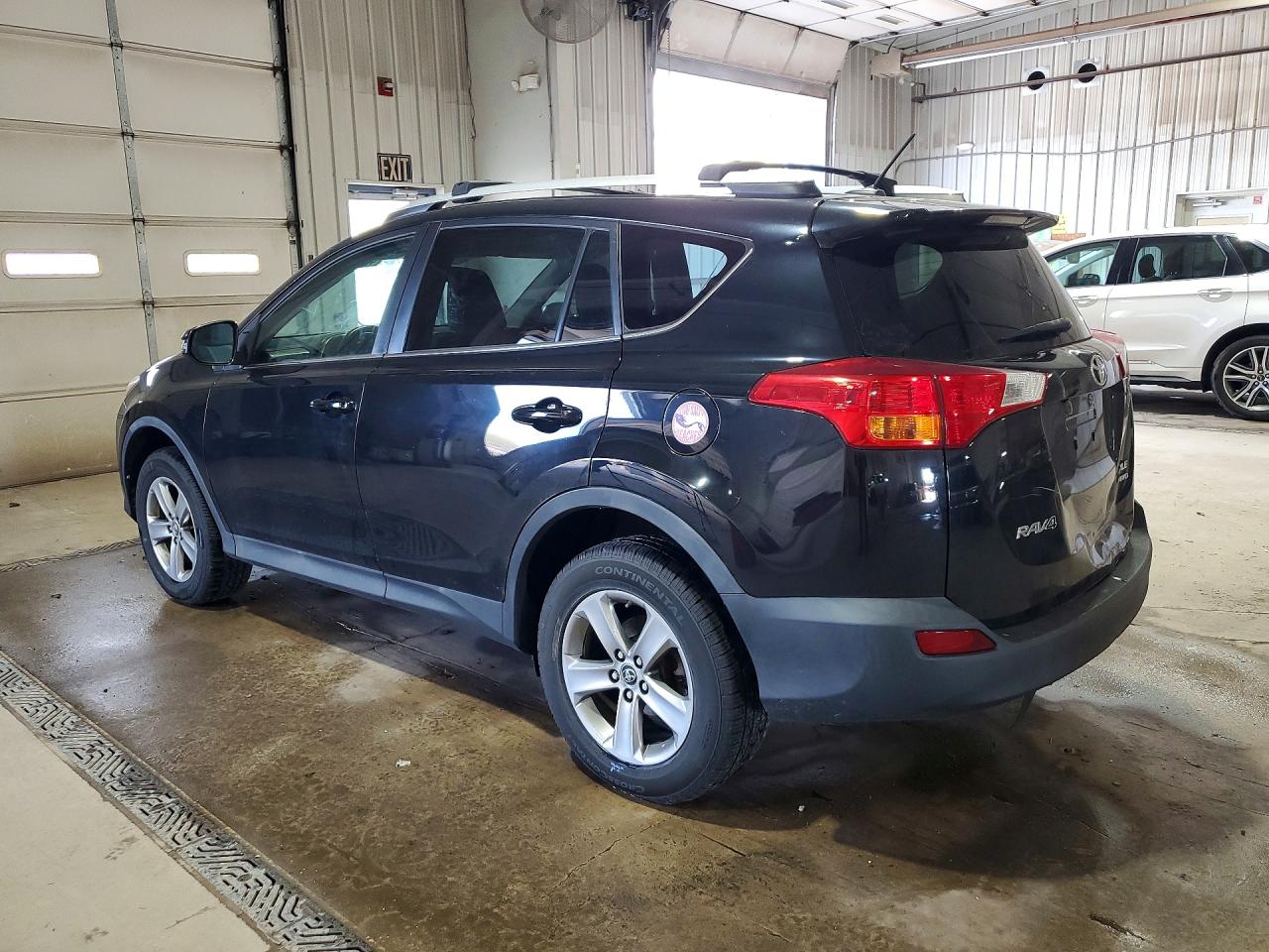 2015 TOYOTA RAV4 XLE photo 3