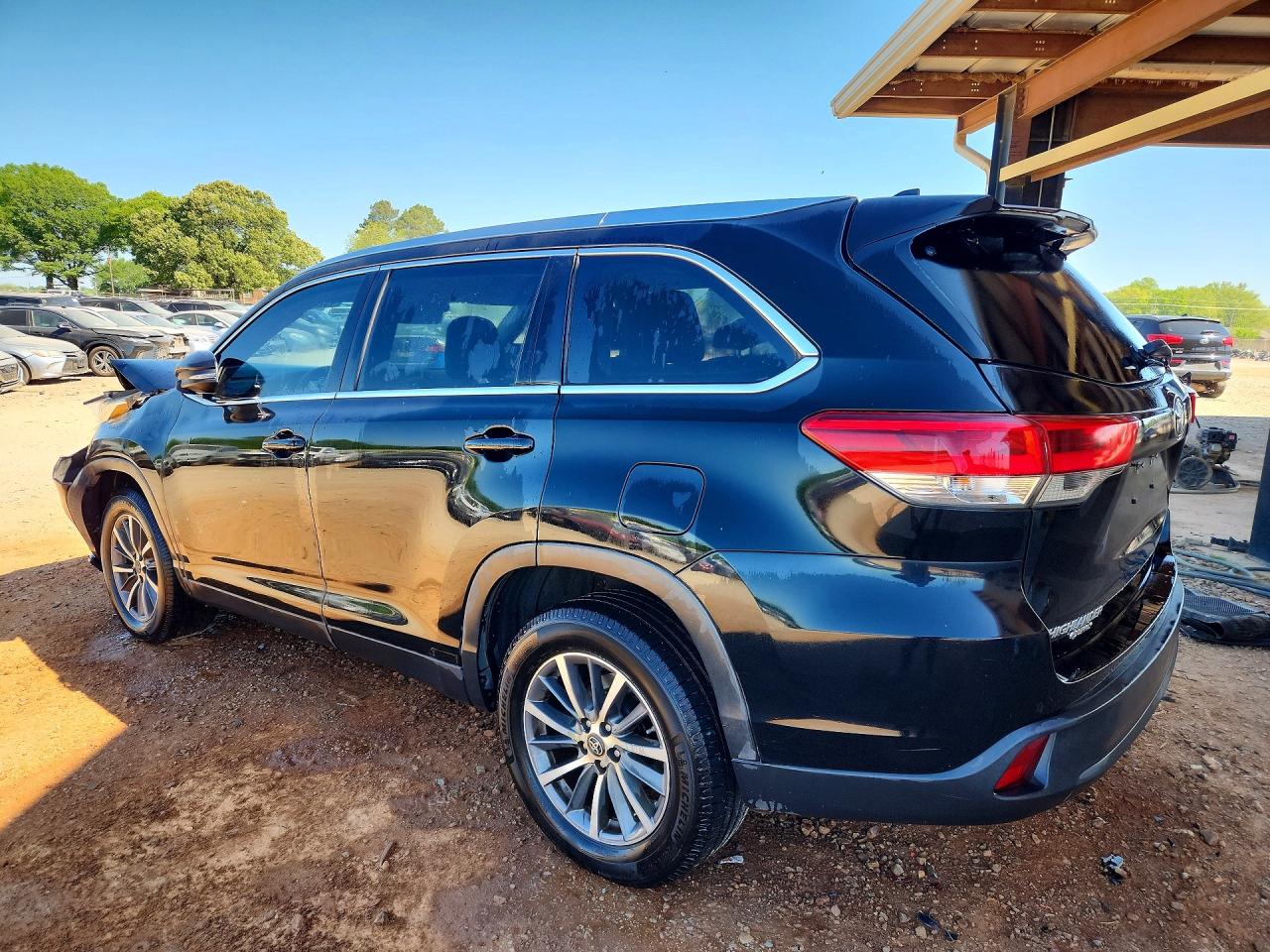 2019 TOYOTA HIGHLANDER XLE photo 3