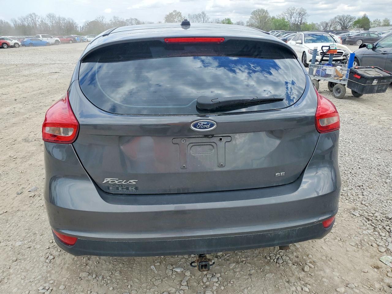2017 FORD FOCUS SE photo 16