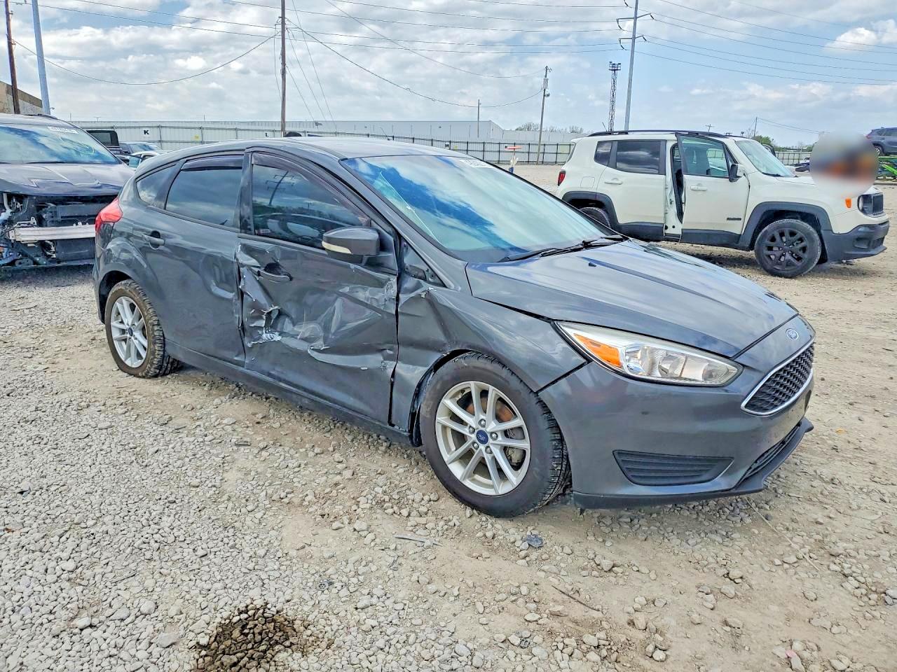2017 FORD FOCUS SE photo 10