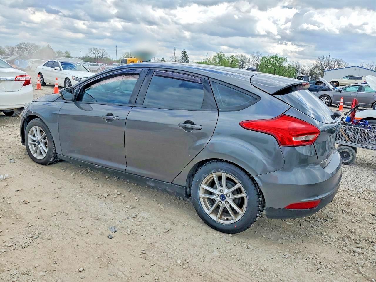 2017 FORD FOCUS SE photo 4