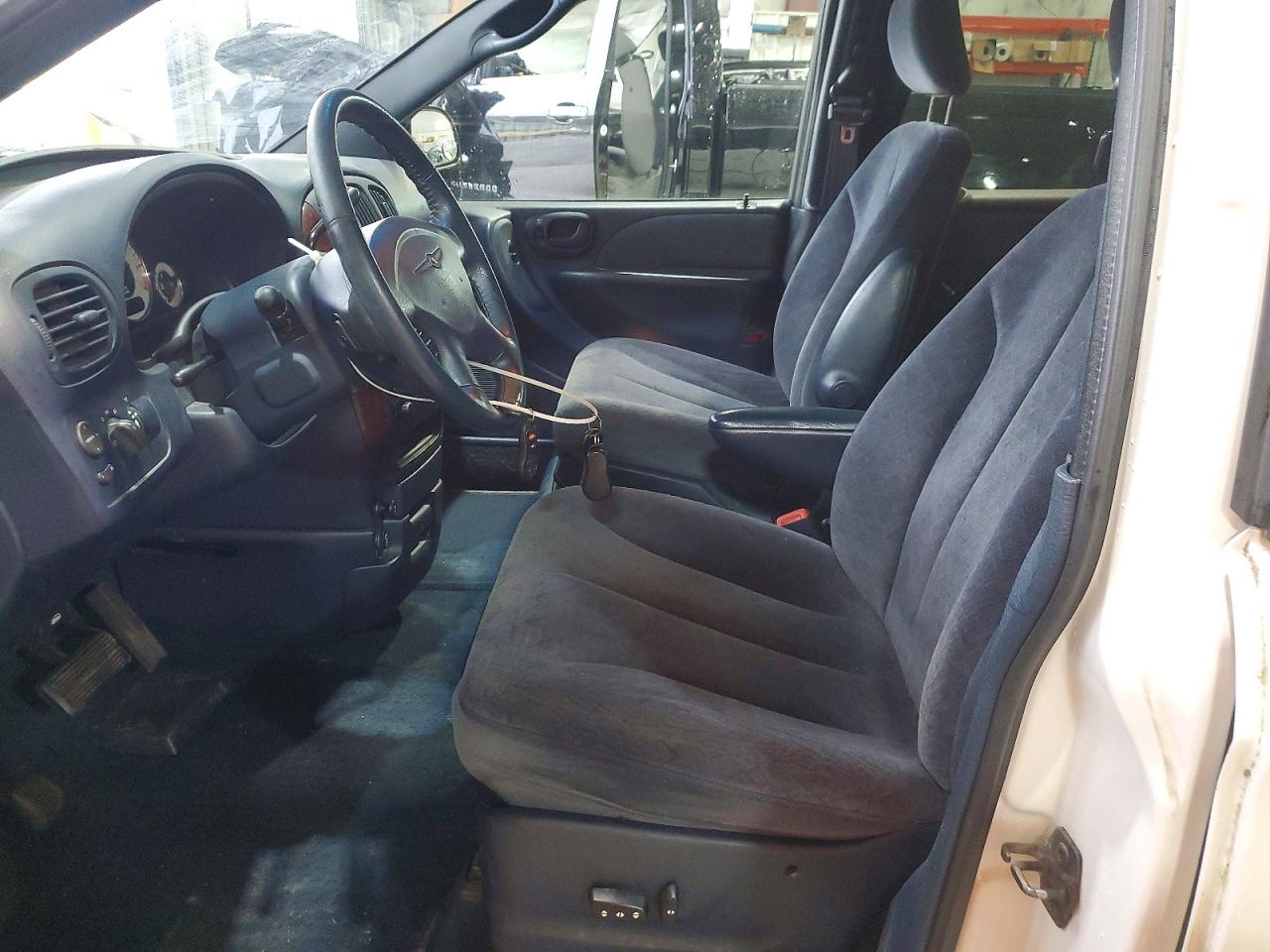 2001 CHRYSLER TOWN & COUNTRY LXI photo 13