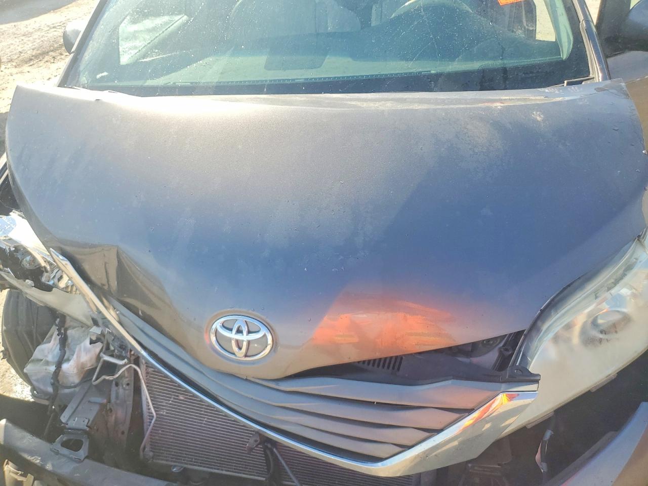 2013 TOYOTA SIENNA XLE 8-PASSENGER photo 12