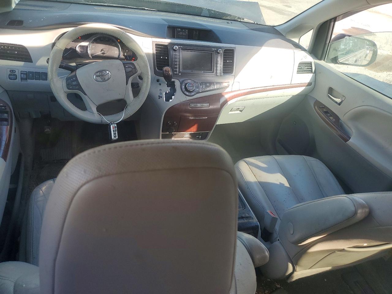 2013 TOYOTA SIENNA XLE 8-PASSENGER photo 8
