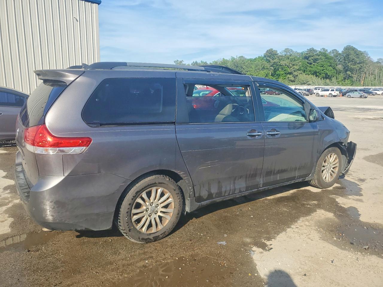 2013 TOYOTA SIENNA XLE 8-PASSENGER photo 3