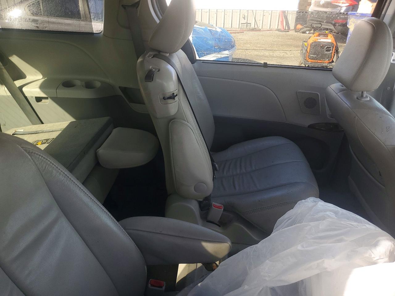 2013 TOYOTA SIENNA XLE 8-PASSENGER photo 11