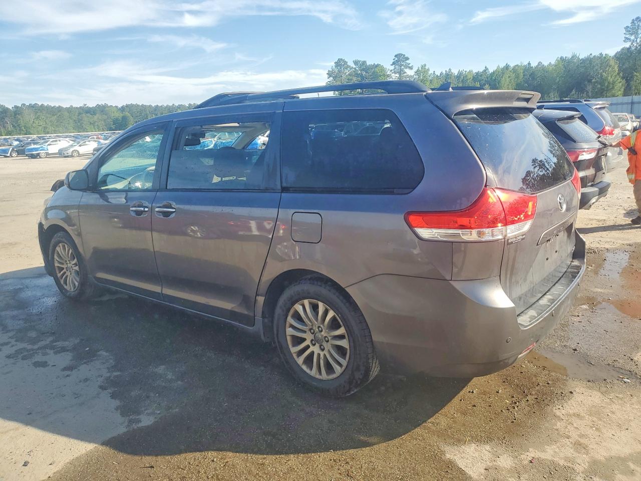 2013 TOYOTA SIENNA XLE 8-PASSENGER photo 2