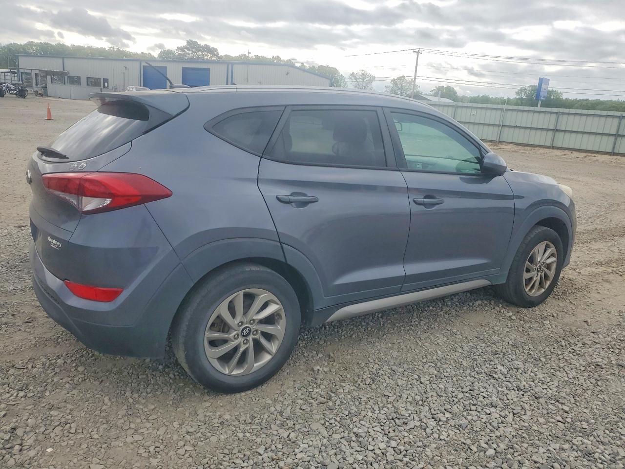 2017 HYUNDAI TUCSON SE photo 5