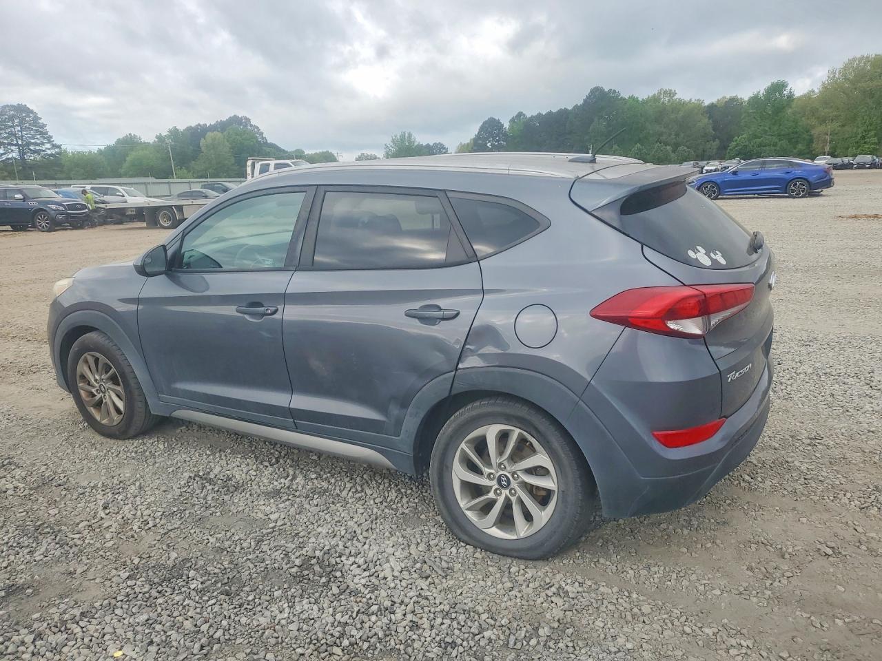 2017 HYUNDAI TUCSON SE photo 3
