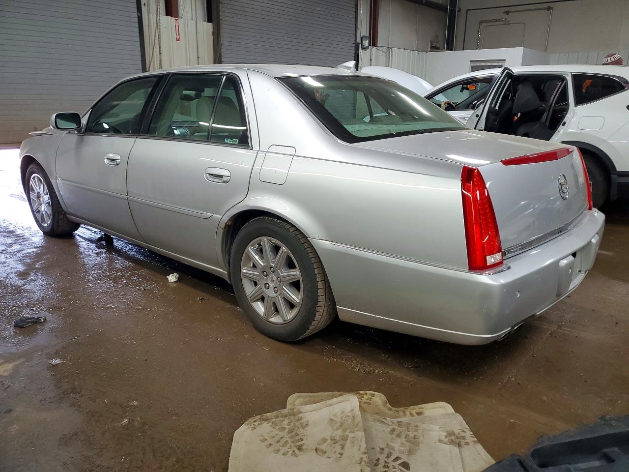 2010 CADILLAC DTS PREMIUM COLLECTION photo 3