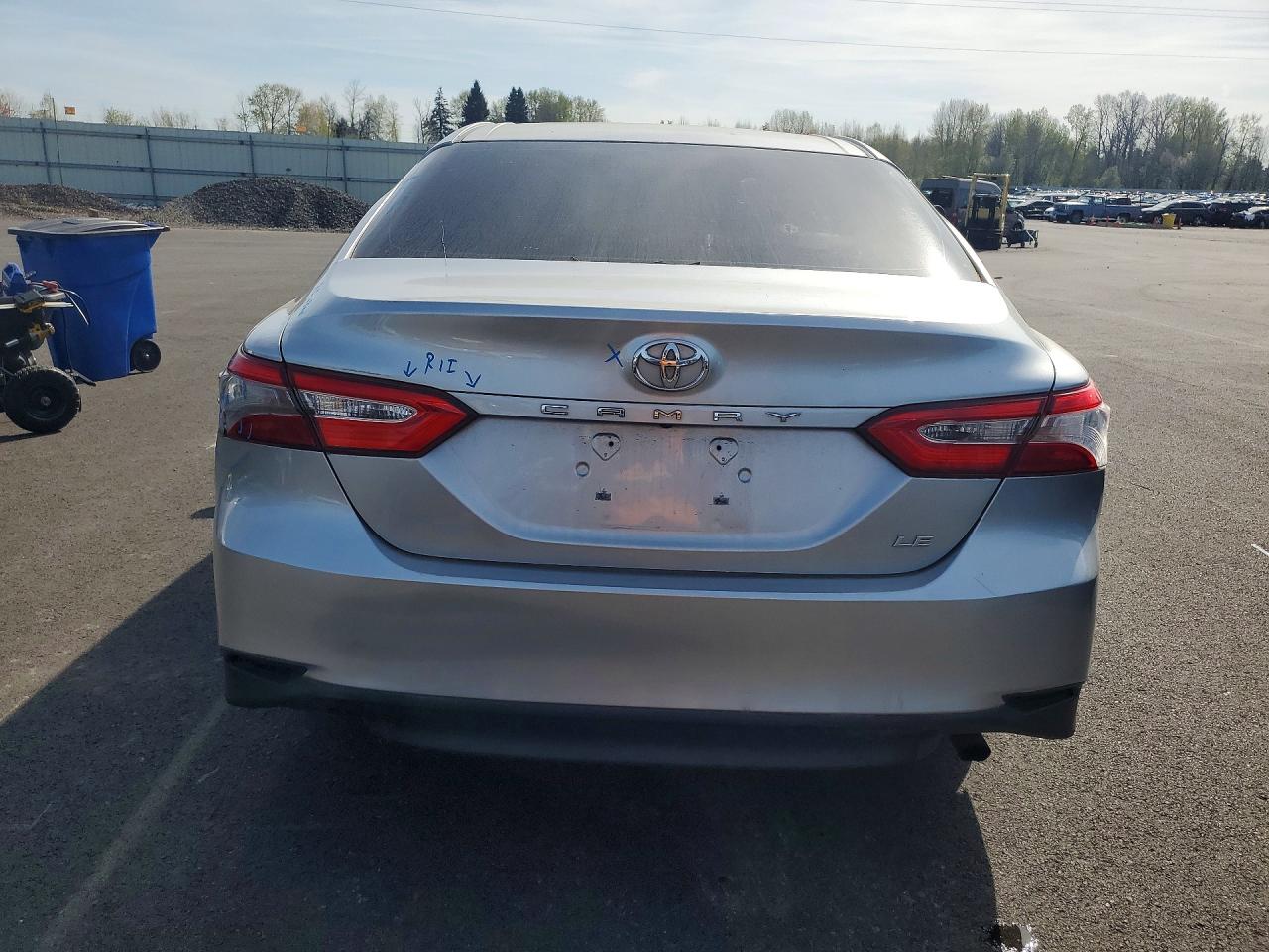 2018 TOYOTA CAMRY LE photo 6