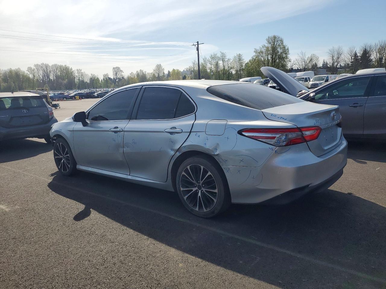 2018 TOYOTA CAMRY LE photo 2