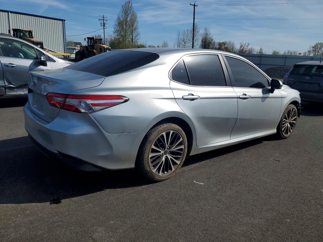 2018 TOYOTA CAMRY LE photo 3