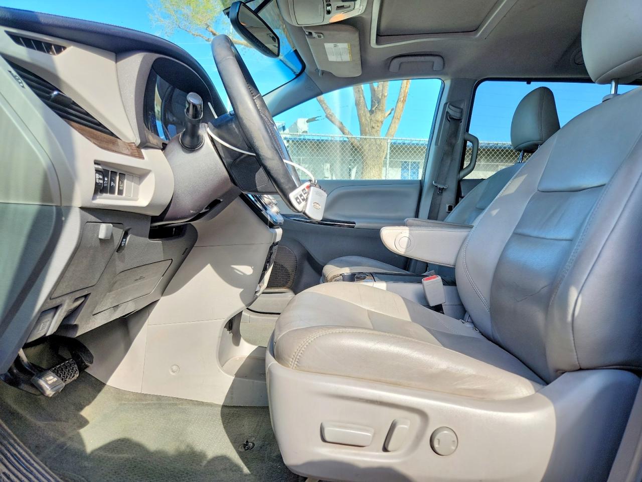 2015 TOYOTA SIENNA XLE 8-PASSENGER photo 13