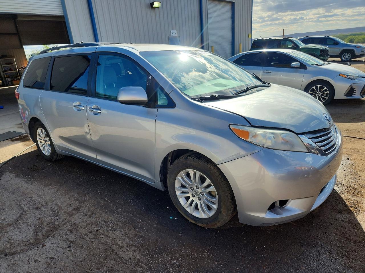 2015 TOYOTA SIENNA XLE 8-PASSENGER photo 7