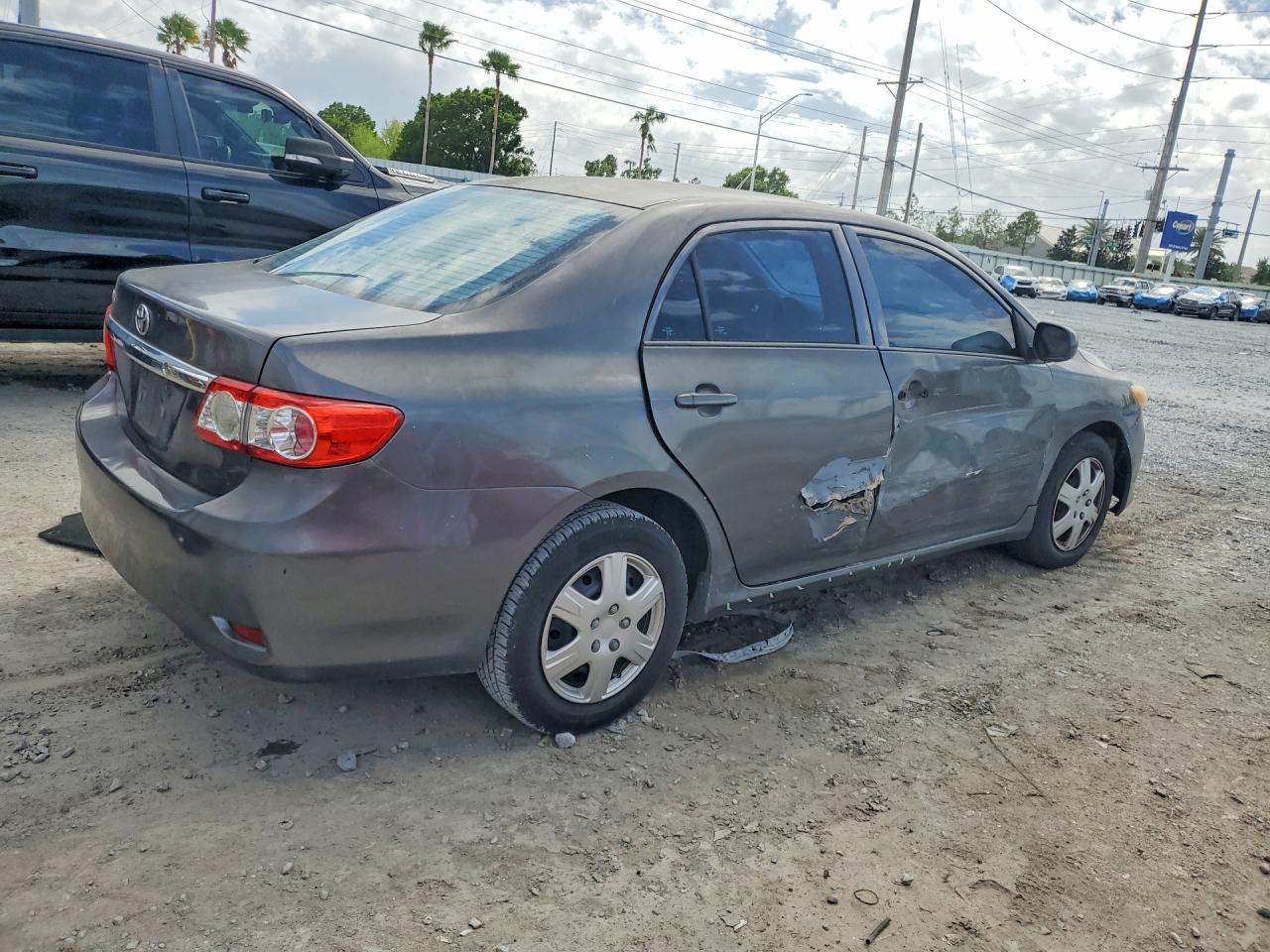 2013 TOYOTA COROLLA L photo 3
